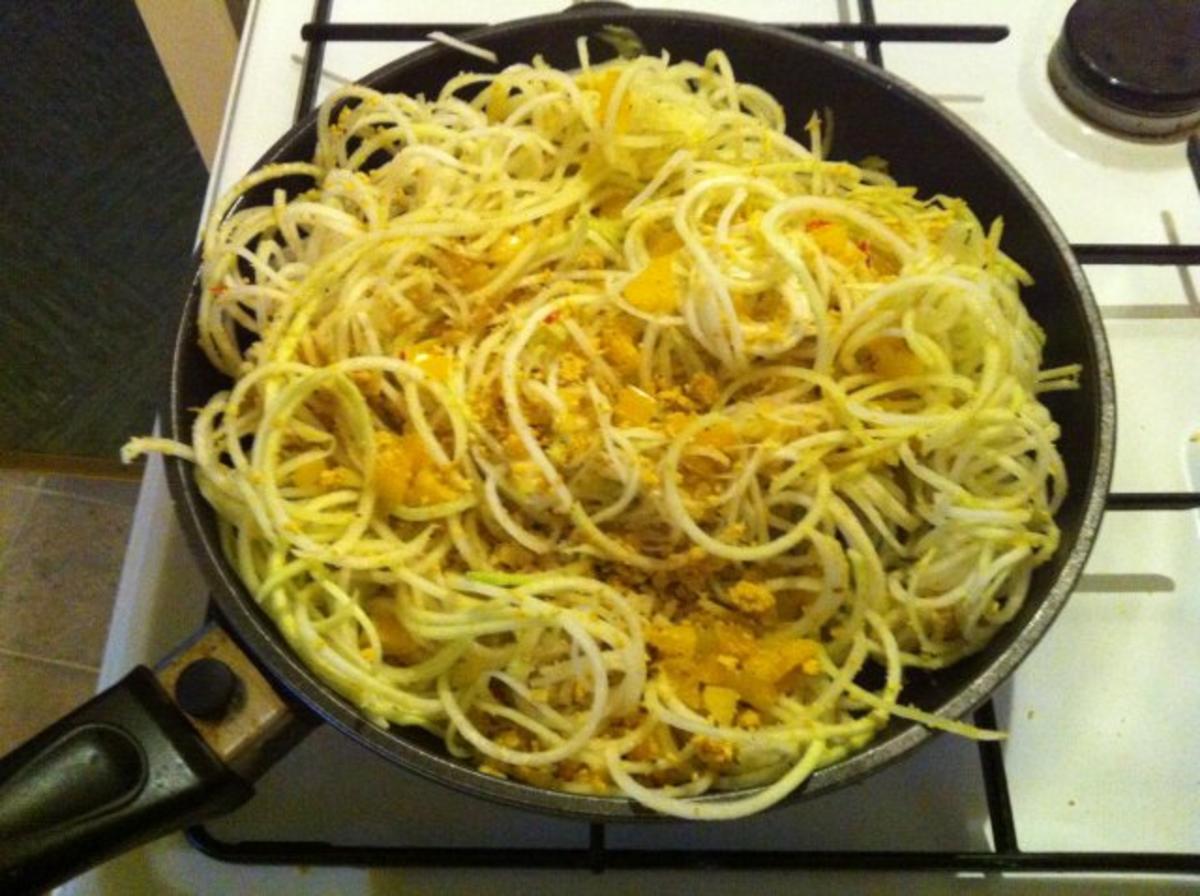 Gelb gebratene Kohlrabi-Spaghetti mit Tofu - Rezept - Bild Nr. 5