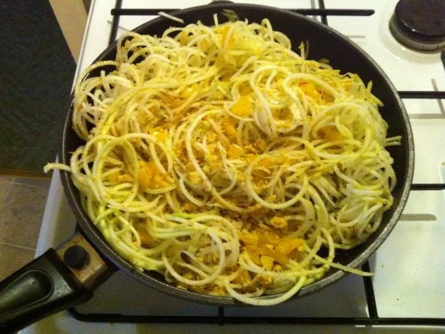 Gelb gebratene Kohlrabi-Spaghetti mit Tofu - Rezept - Bild Nr. 5
