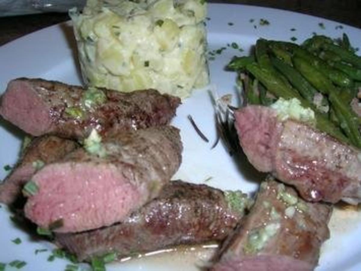 Rosa gebratenes Lammfilet mit grünen Bohnen und Kartoffelragout ...