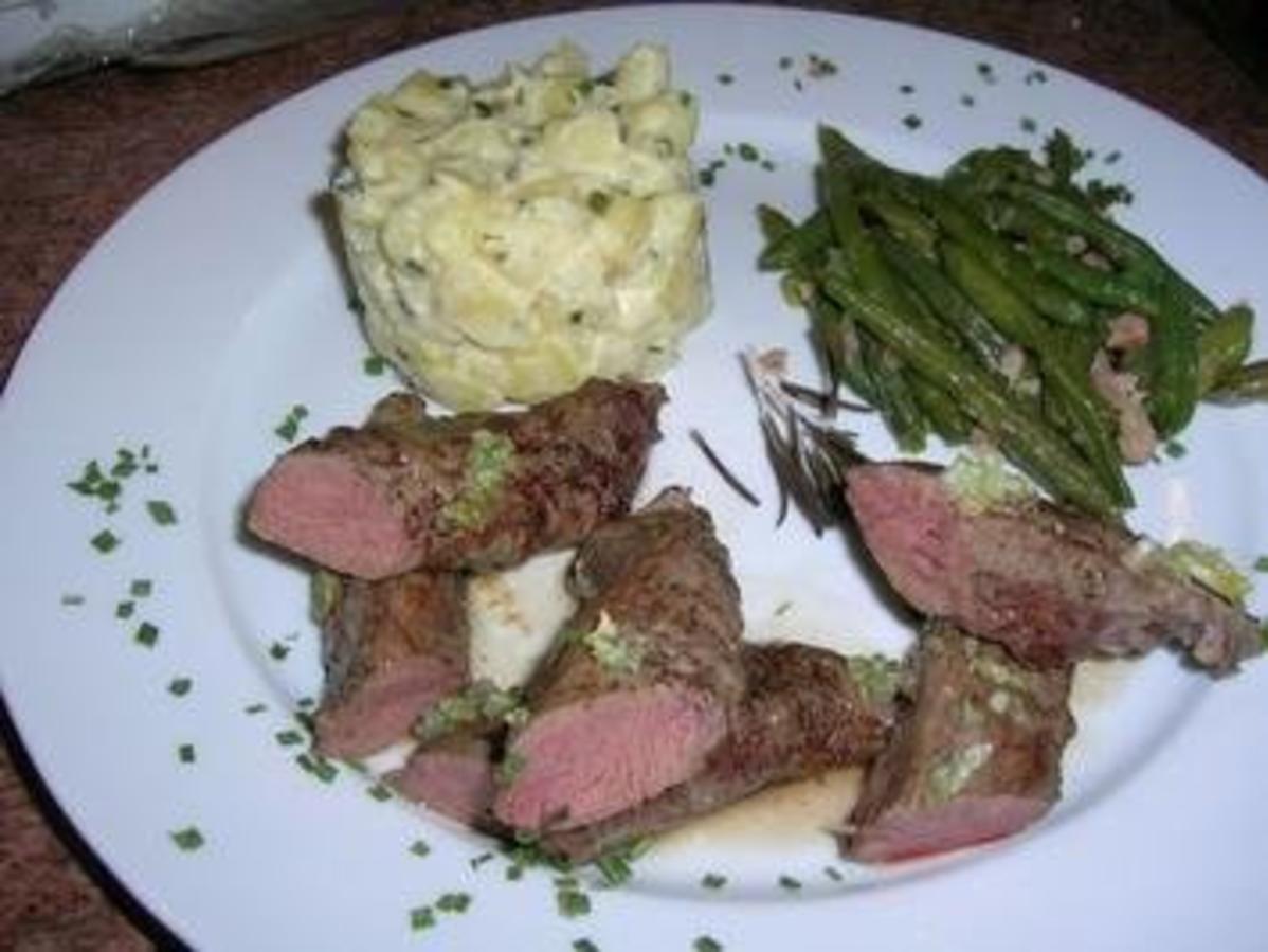 Rosa gebratenes Lammfilet mit grünen Bohnen und Kartoffelragout ...