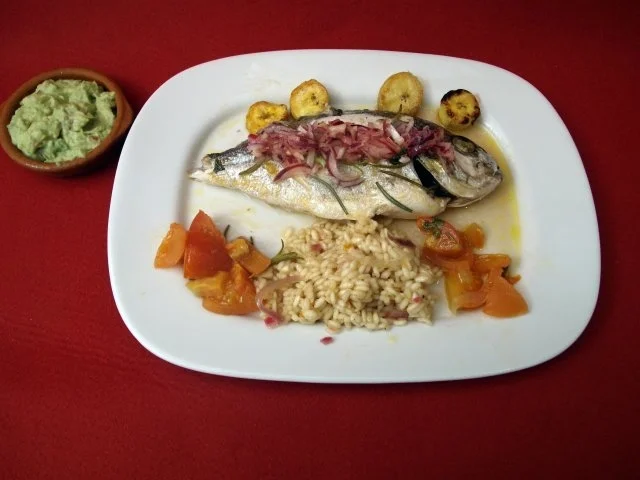Dorade al horno mit Zitronen-Risotto und Kochbananen - Rezept