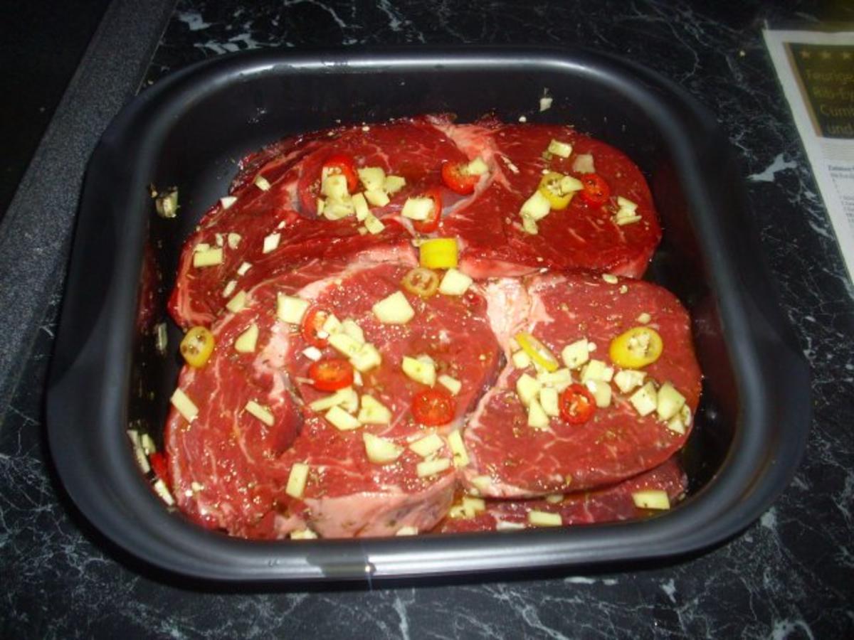 Feurige Rib-Eye-Steaks mit Johannesbeergeleesauce und Pilzgemüse - Rezept - Bild Nr. 2