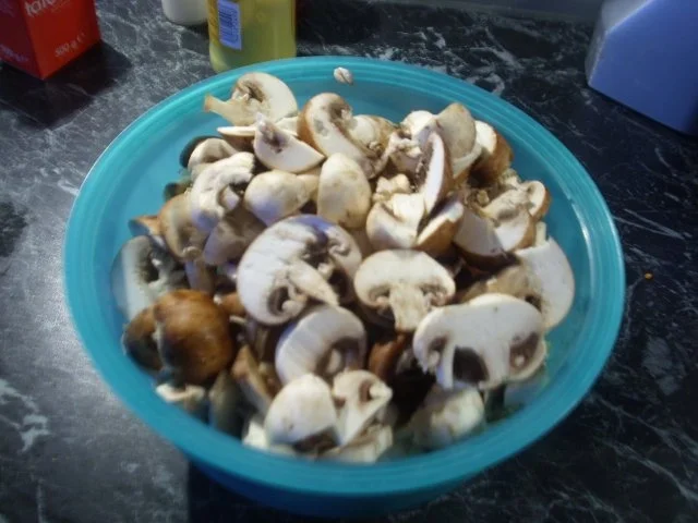 Feurige Rib-Eye-Steaks mit Johannesbeergeleesauce und Pilzgemüse - Rezept - Bild Nr. 3