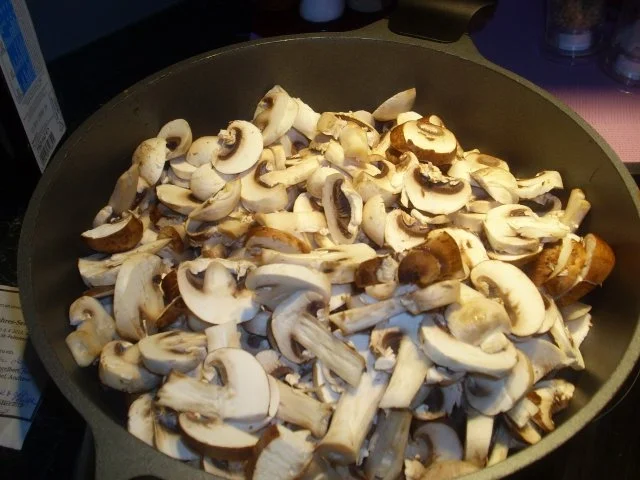 Feurige Rib-Eye-Steaks mit Johannesbeergeleesauce und Pilzgemüse - Rezept - Bild Nr. 4