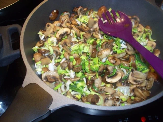 Feurige Rib-Eye-Steaks mit Johannesbeergeleesauce und Pilzgemüse - Rezept - Bild Nr. 5