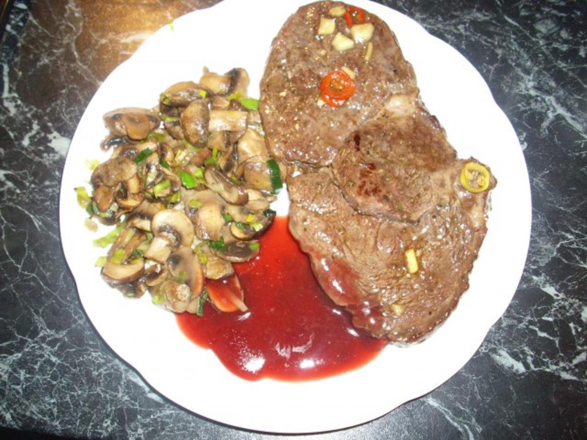 Feurige Rib-Eye-Steaks mit Johannesbeergeleesauce und Pilzgemüse - Rezept - Bild Nr. 8