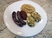 Selbst gemachte Wildschwein-Salsiccia vom Grill mit Sauerkraut und Semmelknödel - Rezept