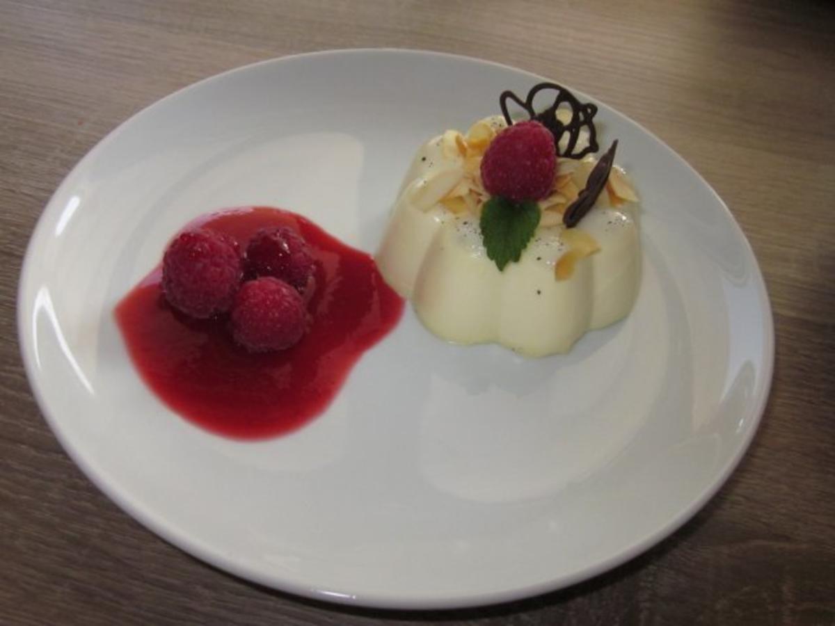 Panna-Cotta mit warmen Himbeeren - Rezept - kochbar.de