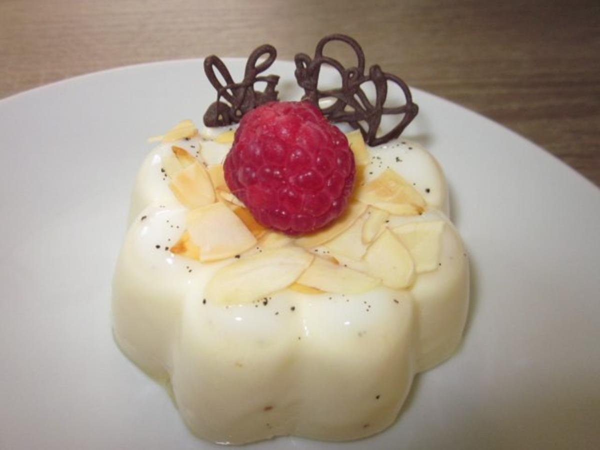 Panna-Cotta mit warmen Himbeeren - Rezept - kochbar.de