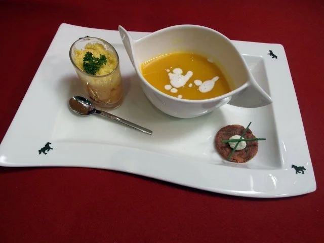 Süßkartoffelsüppchen mit Kokosschaum, Paprikamousse und Rote-Bete-Rösti - Rezept