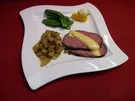Roastbeef mit Rosmarin-Pfeffer-Kruste und mediterranen Kartoffelspalten - Rezept