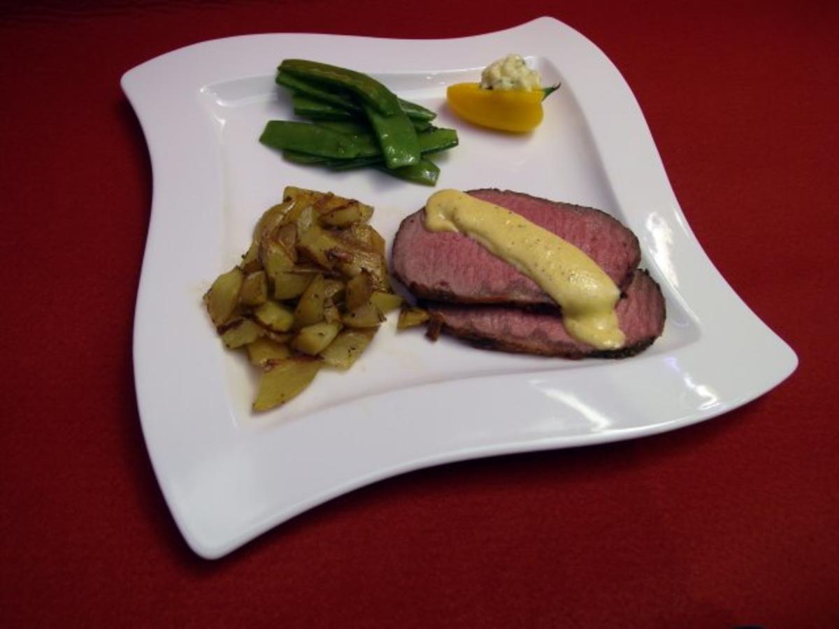 Roastbeef mit Rosmarin-Pfeffer-Kruste und mediterranen Kartoffelspalten ...