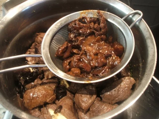 Wild: Hirschgulasch in Backpflaumensoße - Rezept - Bild Nr. 12