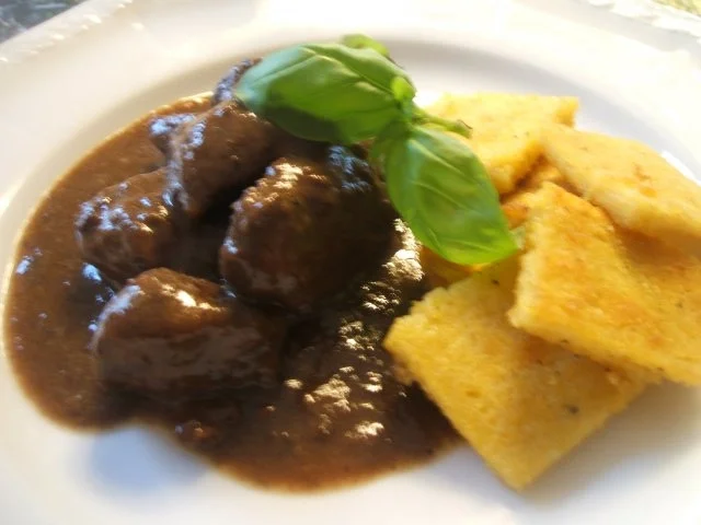 Wild: Hirschgulasch in Backpflaumensoße - Rezept