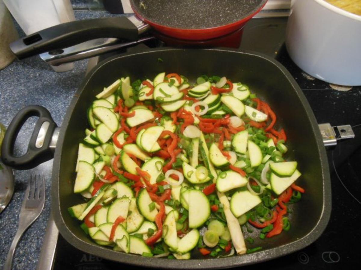 Vegetarisch: Nudel-Gemüsepfanne - Rezept - kochbar.de