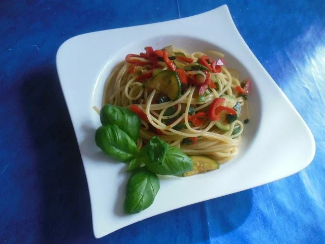 Rezept: Vegetarisch: Nudel-Gemüsepfanne Bild Nr. 9 Vegetarisch: Nudel-Gemüsepfanne - Rezept - Bild Nr. 9