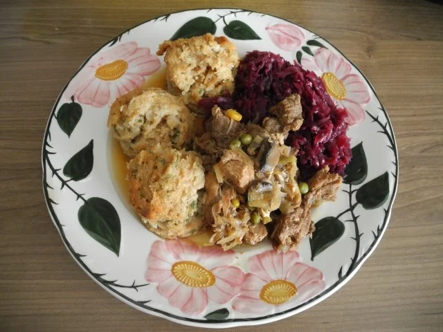 Rezept: Unser Ostergulasch mit Zwiebeln und Chamignon...aus dem Römertopf Unser Ostergulasch mit Zwiebeln und Chamignon...aus dem Römertopf - Rezept