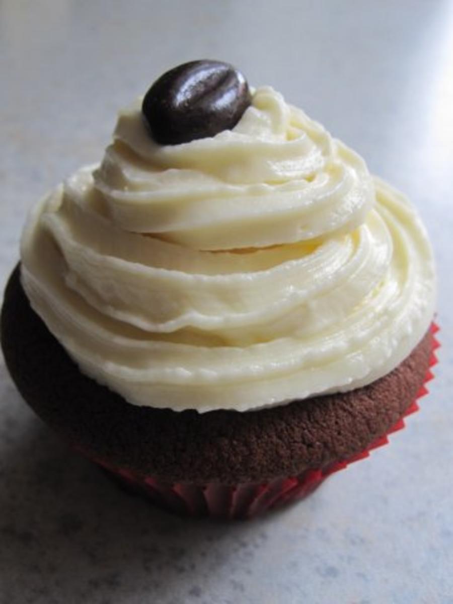 Schoko-Cupcakes mit Weiße-Schokolade-Topping - Rezept - Bild Nr. 2