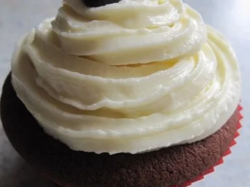 Schoko-Cupcakes mit Weiße-Schokolade-Topping - Rezept - Bild Nr. 2