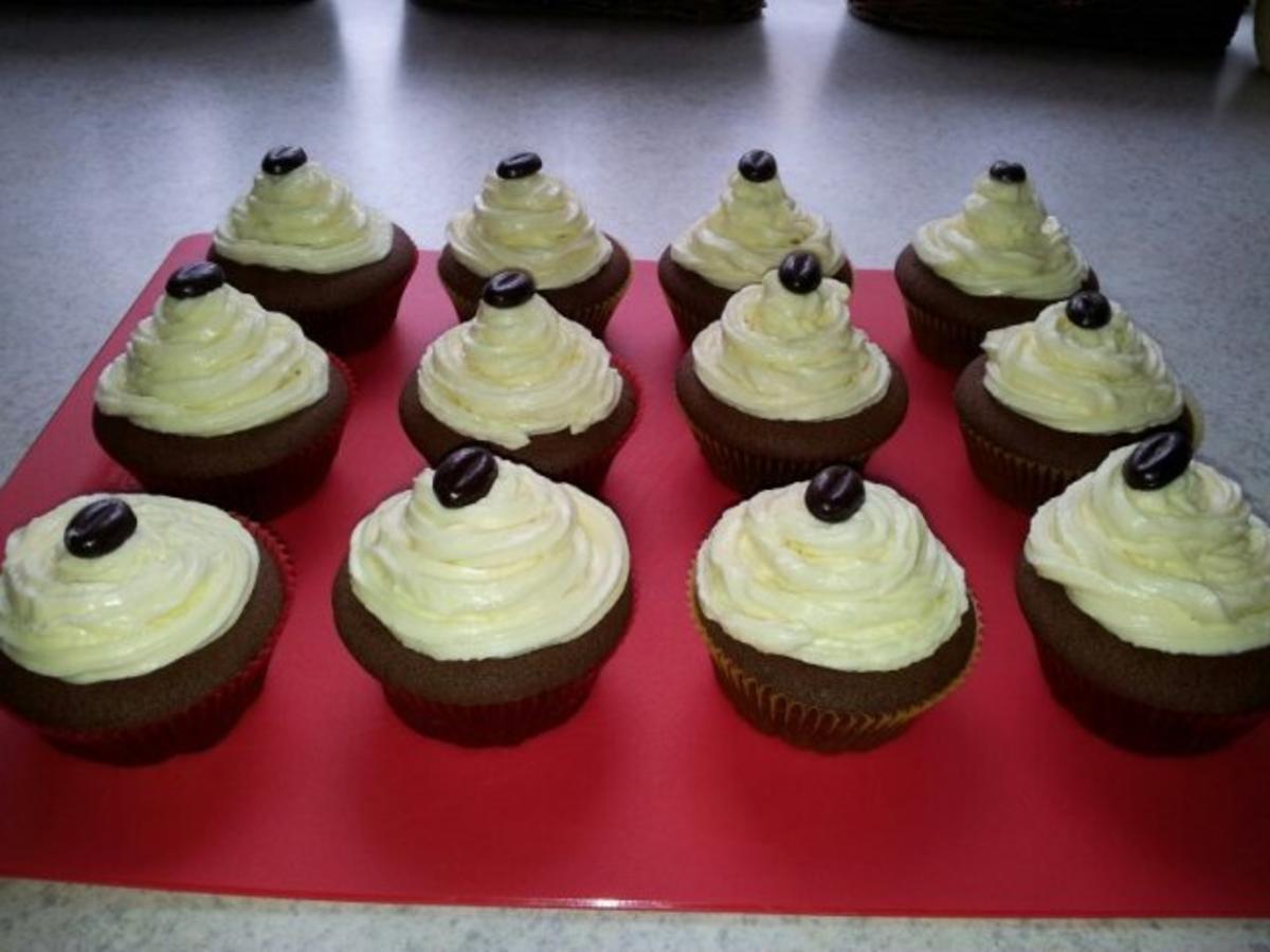 Schoko-Cupcakes mit Weiße-Schokolade-Topping - Rezept