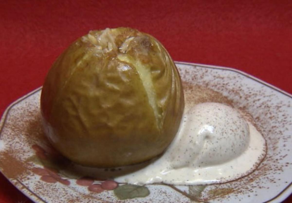 Bratapfel mit Marzipanherz an Eis und Vanillesoße (Ralf Dammasch) - Rezept