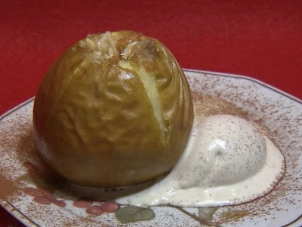 Bratapfel mit Marzipanherz an Eis und Vanillesoße (Ralf Dammasch) - Rezept