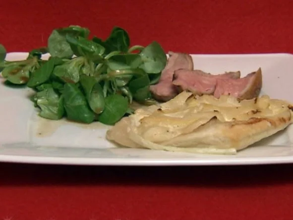 Rezept: Entenbrust an Feldsalat, dazu Birnen-Zwiebel-Törtchen (Marion Wesnigk) Entenbrust an Feldsalat, dazu Birnen-Zwiebel-Törtchen (Marion Wesnigk) - Rezept