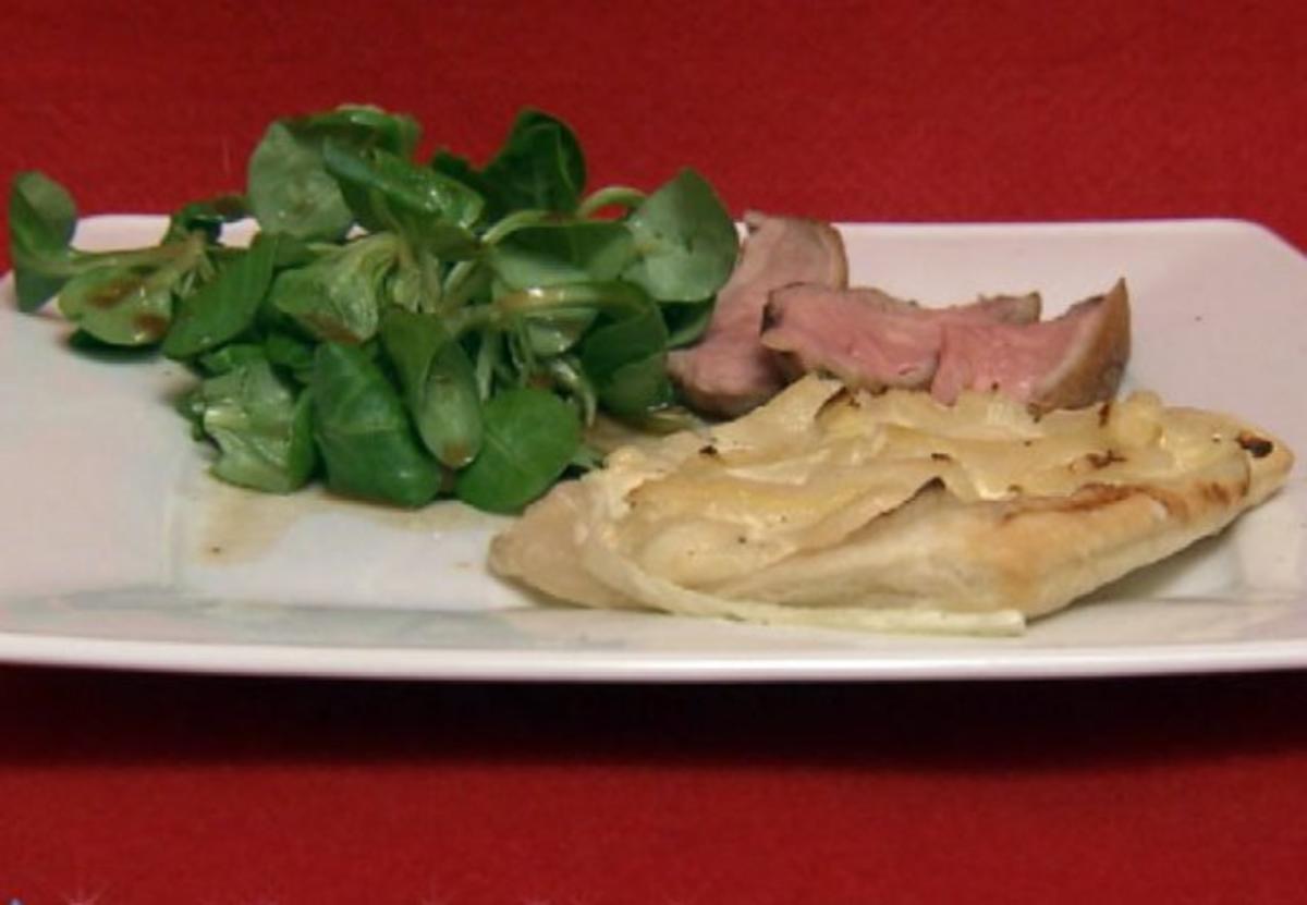 Entenbrust an Feldsalat, dazu Birnen-Zwiebel-Törtchen (Marion Wesnigk ...