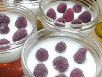 Rezept: Zitronen-Sektcreme mit Himbeeren Zitronen-Sektcreme mit Himbeeren - Rezept