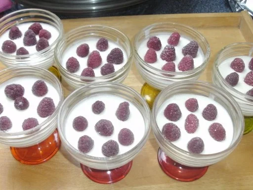 Rezept: Zitronen-Sektcreme mit Himbeeren Bild Nr. 2 Zitronen-Sektcreme mit Himbeeren - Rezept - Bild Nr. 2