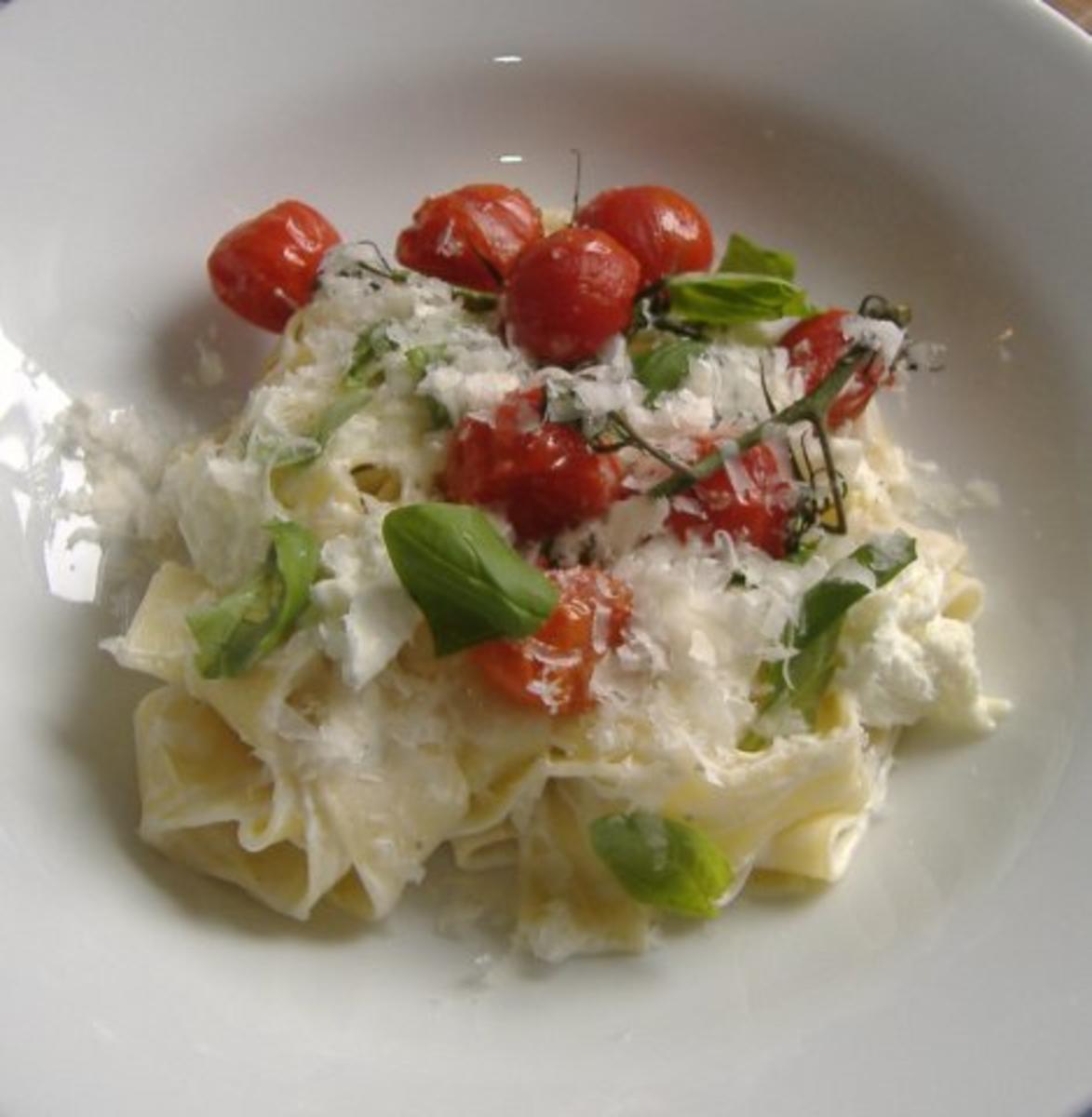 Pappardelle mit Ricotta und Ofentomaten - Rezept - kochbar.de