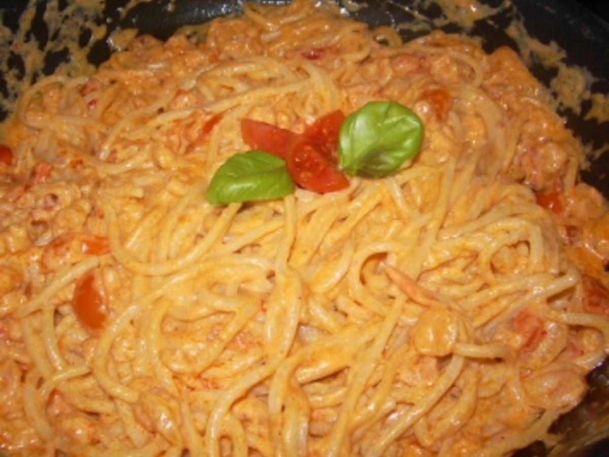 Spaghetti mit Krabben in pikanter Tomatensoße - Rezept - kochbar.de