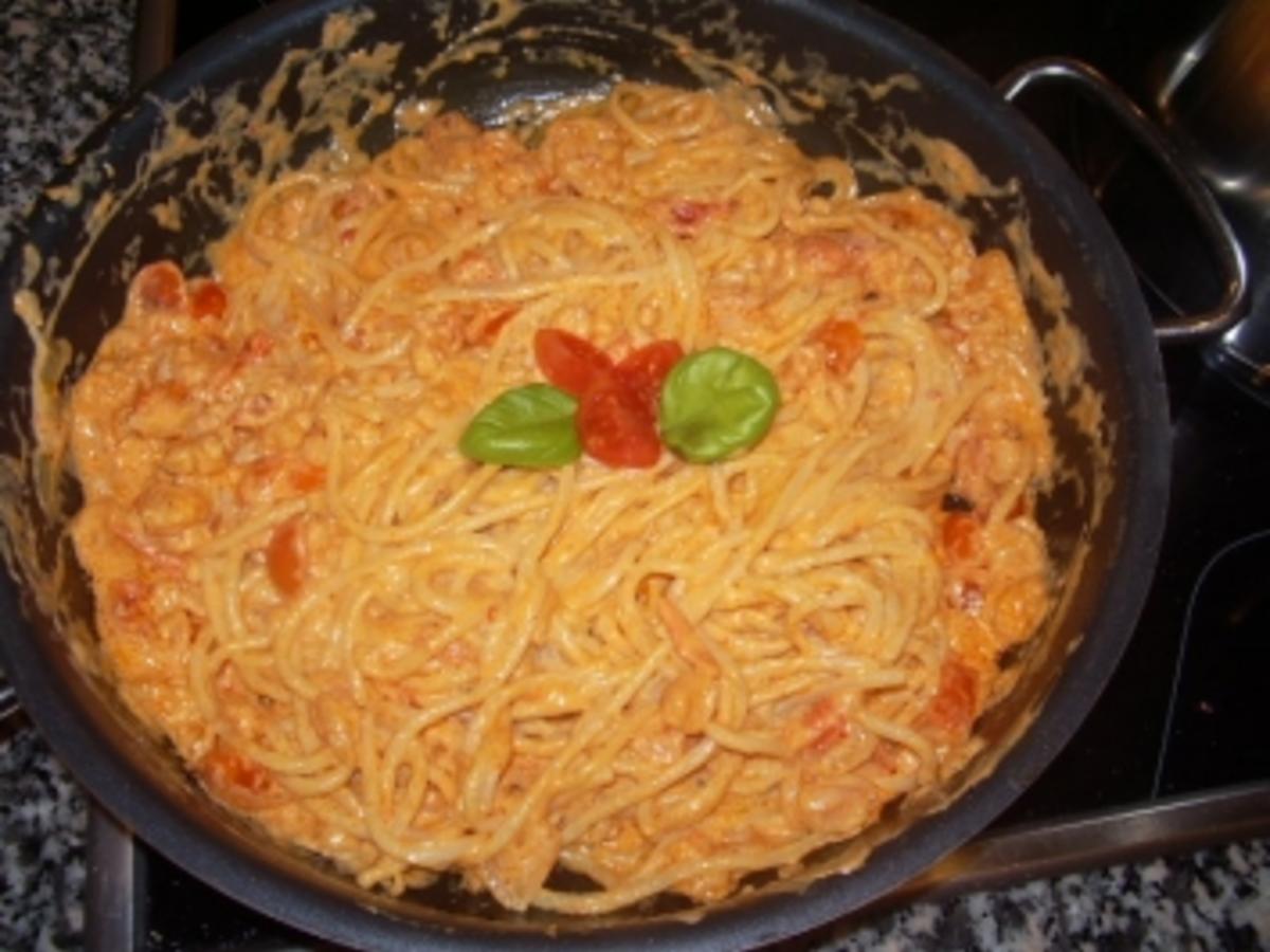 Spaghetti mit Krabben in pikanter Tomatensoße - Rezept - kochbar.de