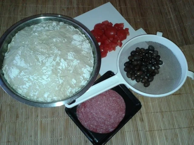 Fladenbrot mit Oliven und Speck. [oder Salami] - Rezept - Bild Nr. 2