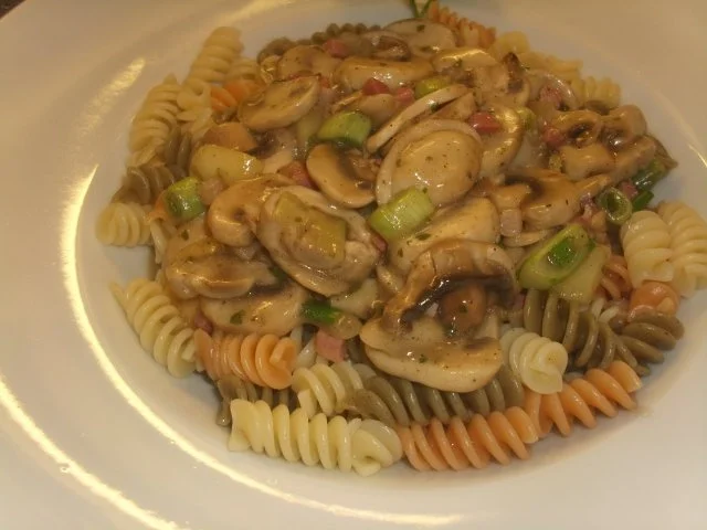 Champignon-Wein Soße auf Pasta tricolor - Rezept