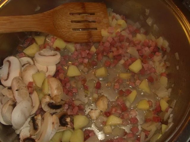 Champignon-Wein Soße auf Pasta tricolor - Rezept - Bild Nr. 2