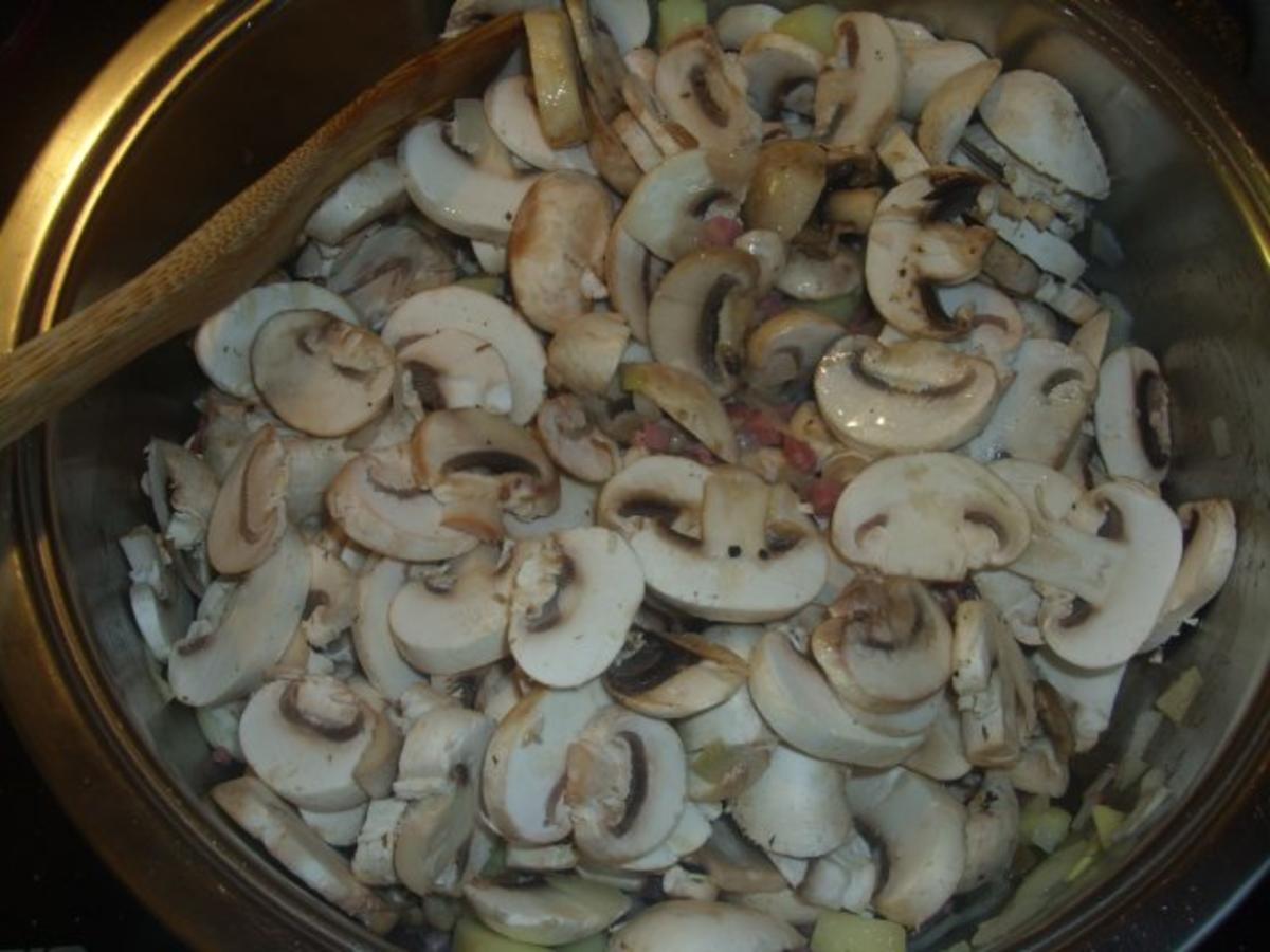 Champignon-Wein Soße auf Pasta tricolor - Rezept - Bild Nr. 3