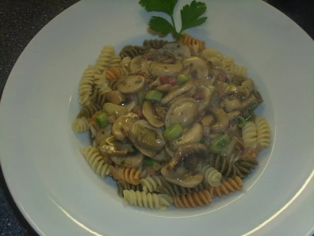 Champignon-Wein Soße auf Pasta tricolor - Rezept - Bild Nr. 6