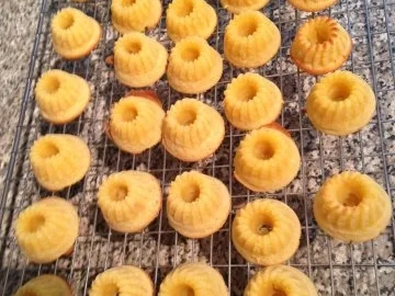 Rezept: Mini-Gugelhöpfli-Eiercognac-Mandel Mini-Gugelhöpfli-Eiercognac-Mandel - Rezept