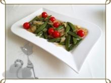 Schmackhafter Salat aus jungen Erbsenschoten, Cherry Rispentomaten und Zwiebel - Rezept