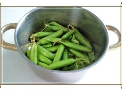 Schmackhafter Salat aus jungen Erbsenschoten, Cherry Rispentomaten und Zwiebel - Rezept - Bild Nr. 7