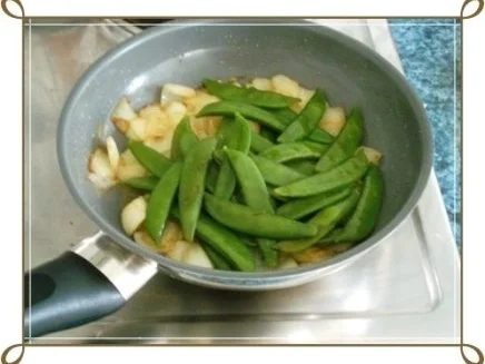Schmackhafter Salat aus jungen Erbsenschoten, Cherry Rispentomaten und Zwiebel - Rezept - Bild Nr. 10