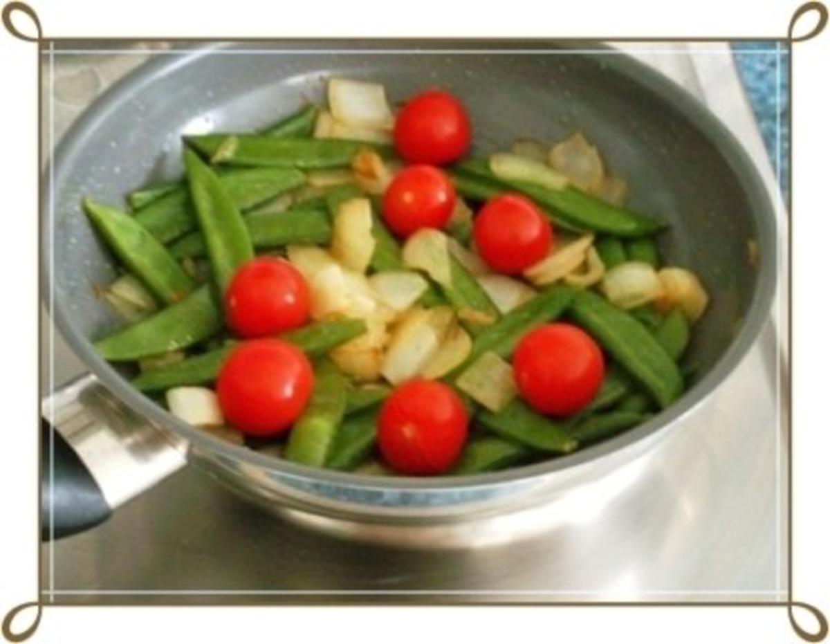 Schmackhafter Salat aus jungen Erbsenschoten, Cherry Rispentomaten und Zwiebel - Rezept - Bild Nr. 11