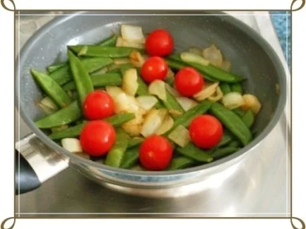 Schmackhafter Salat aus jungen Erbsenschoten, Cherry Rispentomaten und Zwiebel - Rezept - Bild Nr. 11