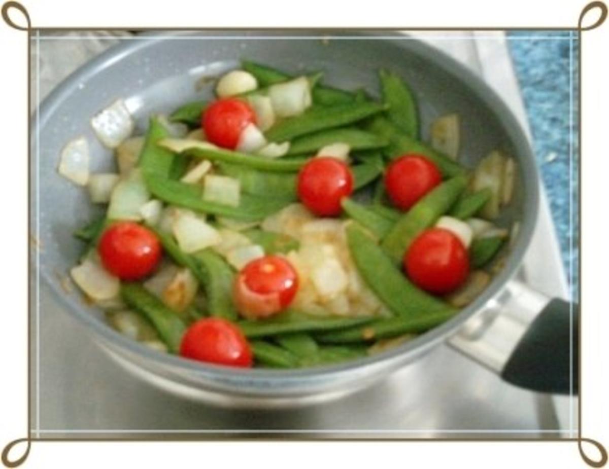 Schmackhafter Salat aus jungen Erbsenschoten, Cherry Rispentomaten und Zwiebel - Rezept - Bild Nr. 12