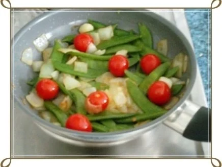 Schmackhafter Salat aus jungen Erbsenschoten, Cherry Rispentomaten und Zwiebel - Rezept - Bild Nr. 12