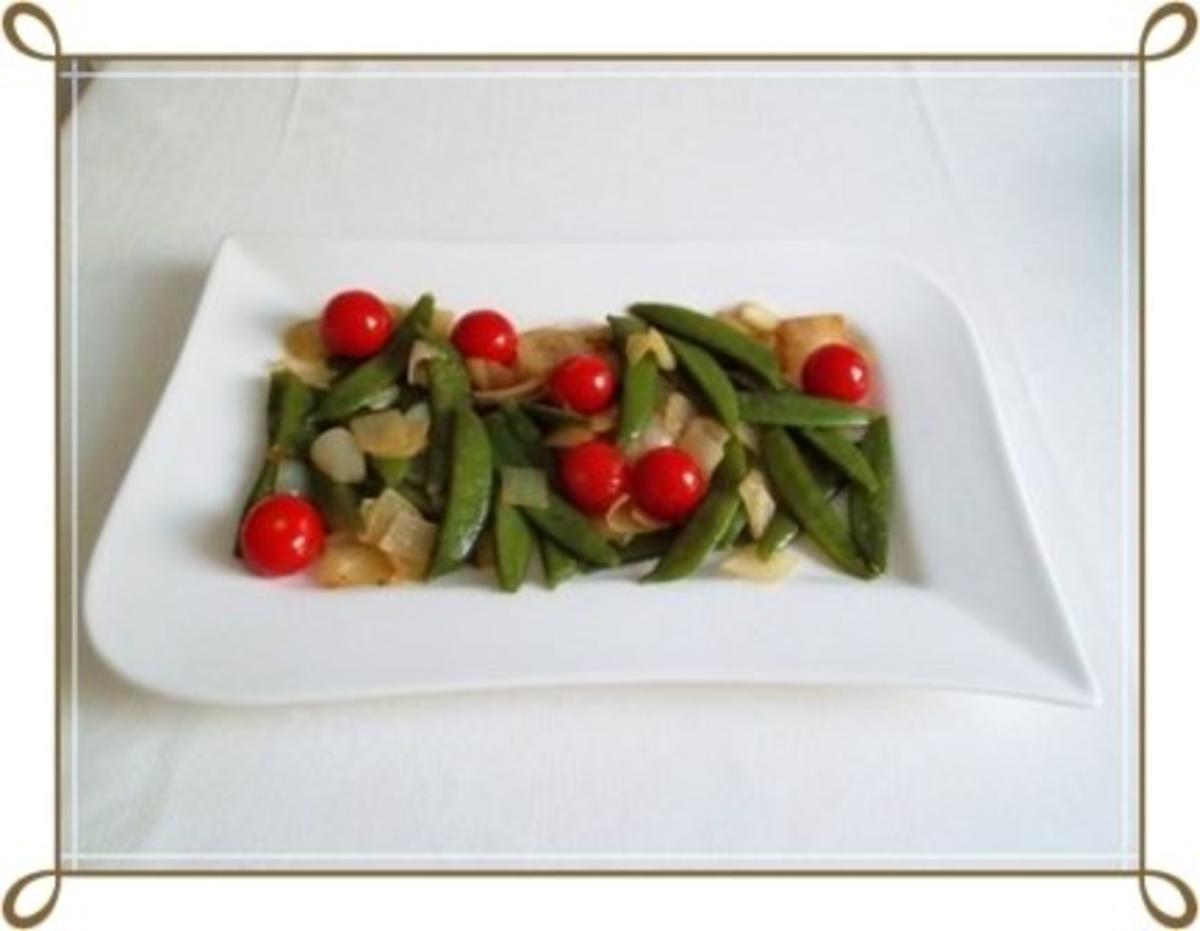 Schmackhafter Salat aus jungen Erbsenschoten, Cherry Rispentomaten und Zwiebel - Rezept - Bild Nr. 5