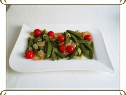 Schmackhafter Salat aus jungen Erbsenschoten, Cherry Rispentomaten und Zwiebel - Rezept - Bild Nr. 5