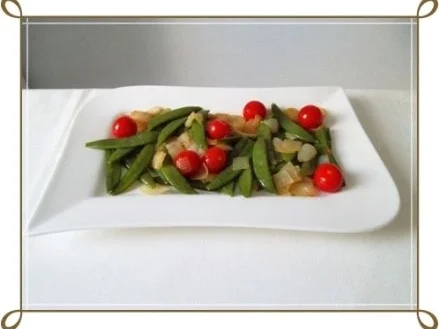 Schmackhafter Salat aus jungen Erbsenschoten, Cherry Rispentomaten und Zwiebel - Rezept - Bild Nr. 15