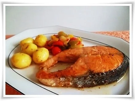 Lachssteaks mit Rosmarinkartoffeln und Paprikagulasch dazu. - Rezept - Bild Nr. 2